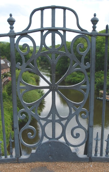 Ornament in der Mitte der Brücke