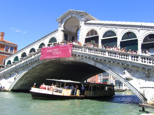 Viele Touristen auf der Rialto-Brücke