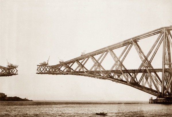 Montage des Auslegers der Firth of Forth Brücke