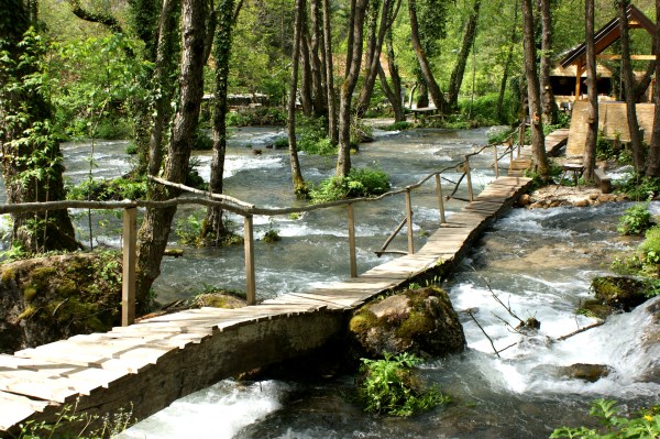 Holzsteg in Bosnien-Herzegowina