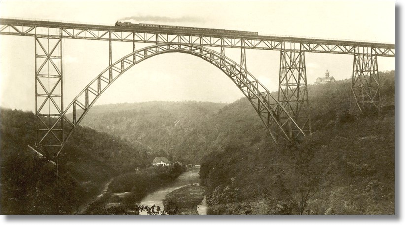 Dampflok auf der Müngstener Brücke