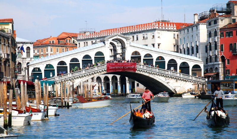 Rialto-Brücke mit Gondoliere