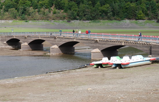  Die Aseler Brücke im Edersee 